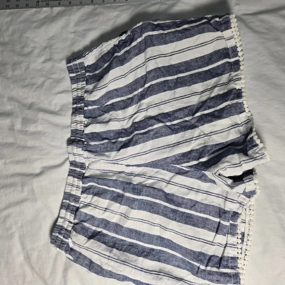 Crown & Ivy Shorts Womens Blue White Striped Linen‎ Pom Pom Trim Shorts Size M